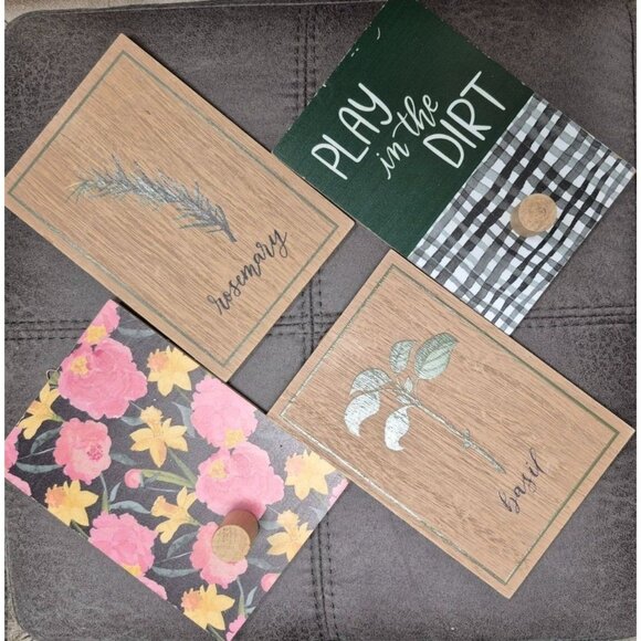 Wooden "Play In The Dirt" Plaque With Checkered Design & Knob - Picture 4 of 4